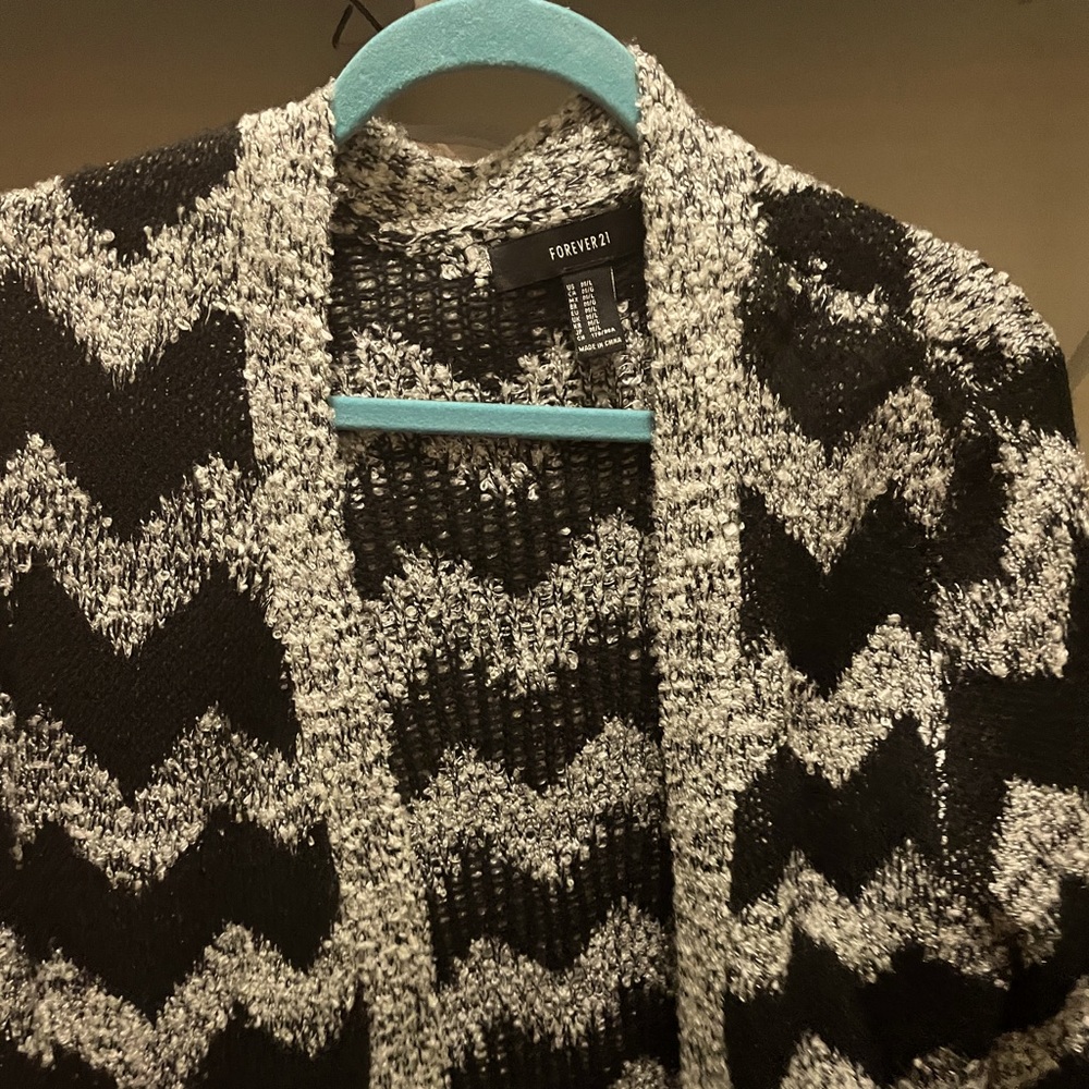 Women Forever21 cardigan sweater.Size medium/Large